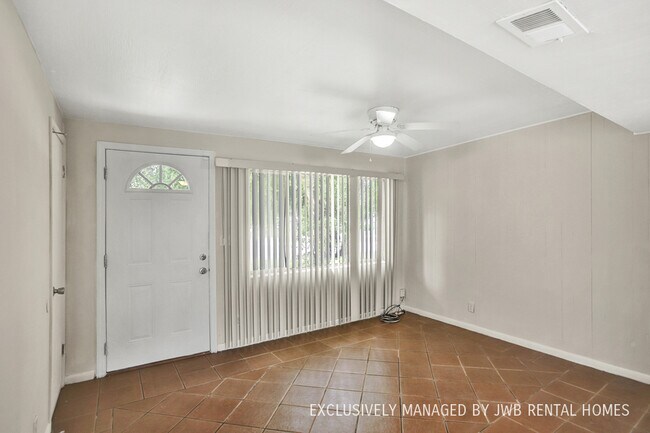Foto del edificio - 7725 Lake Park Dr