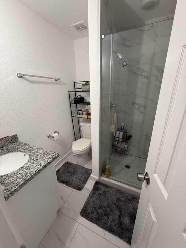 Building Photo - 5616 Hollow Pines Dr