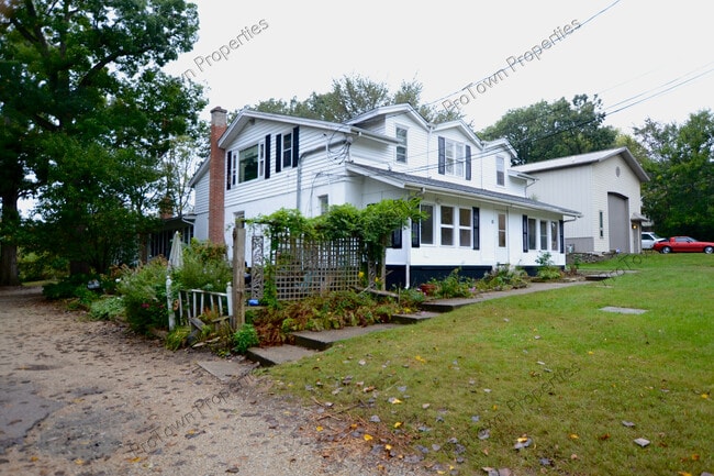 Building Photo - 10 Riverview St
