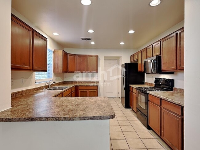 Building Photo - 3260 E Franklin Ave