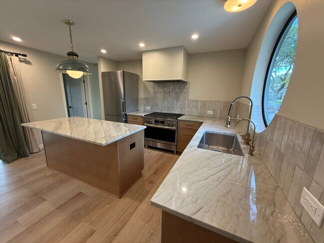 Foto del edificio - 5780 Violeta Ave