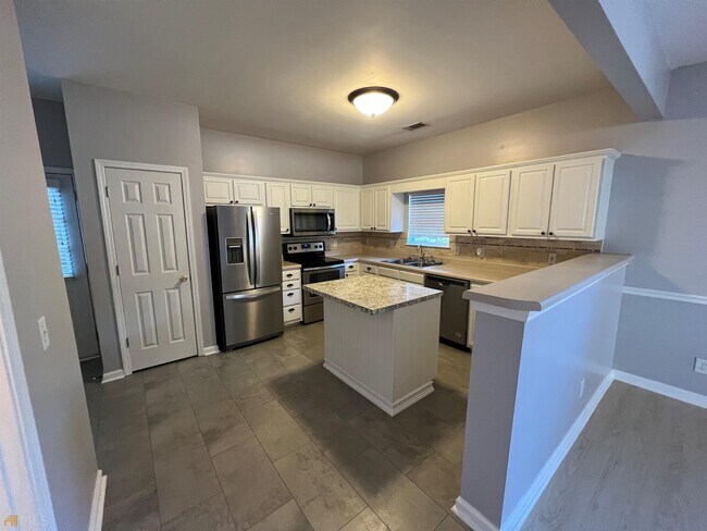 Building Photo - 523 Rosewood Ln