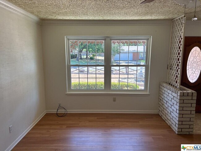 Building Photo - 1904 Forest Hills Dr