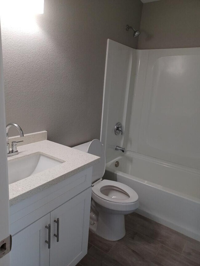 Building Photo - 292 E 42nd St