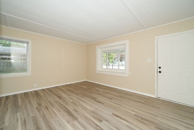 Building Photo - 3 Bedroom in Carmel