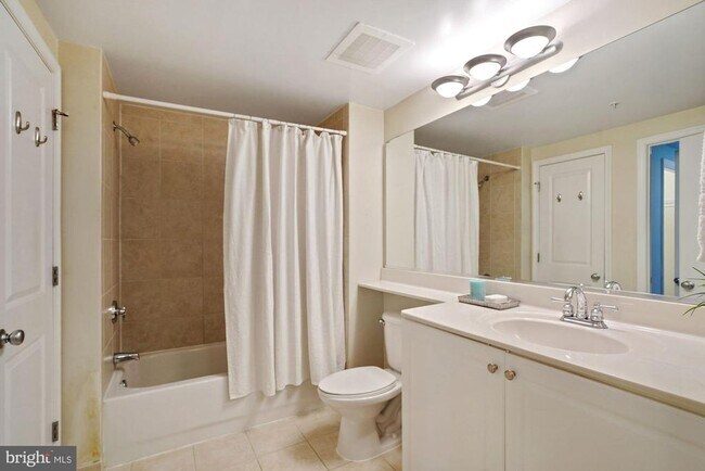 Building Photo - 851 N Glebe Rd