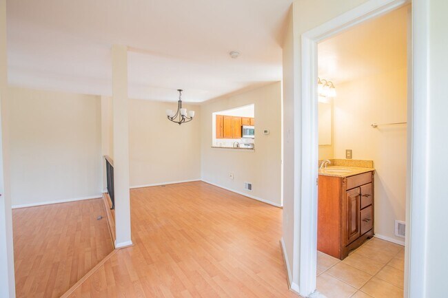 Foto del edificio - 3 BR/2 Full BA & 2 Half BA EOG Townhome in Gaithersburg!