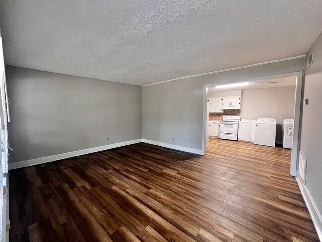 Foto del edificio - 571 Whitehead Rd