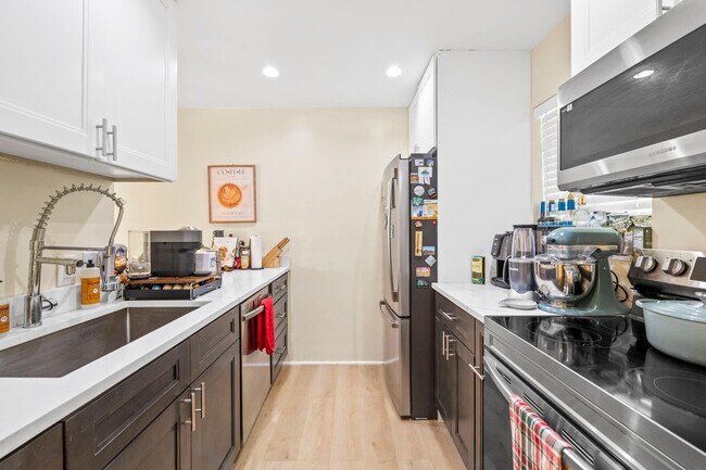 Building Photo - 830 SW 9th St Cir