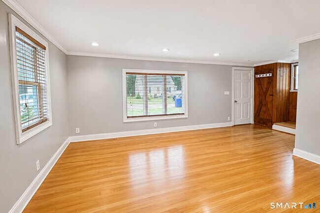 Foto del edificio - 144 Ridge Rd