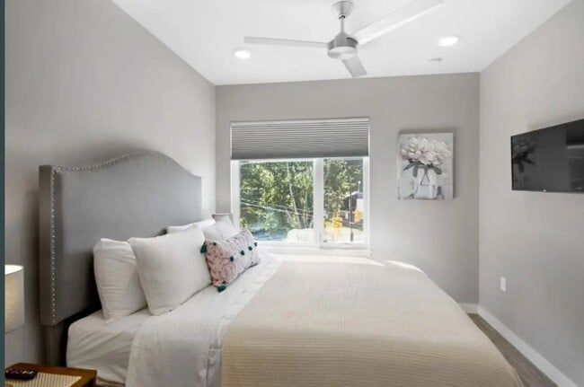 Building Photo - Stunning Furnished Townhouse in South Slope!