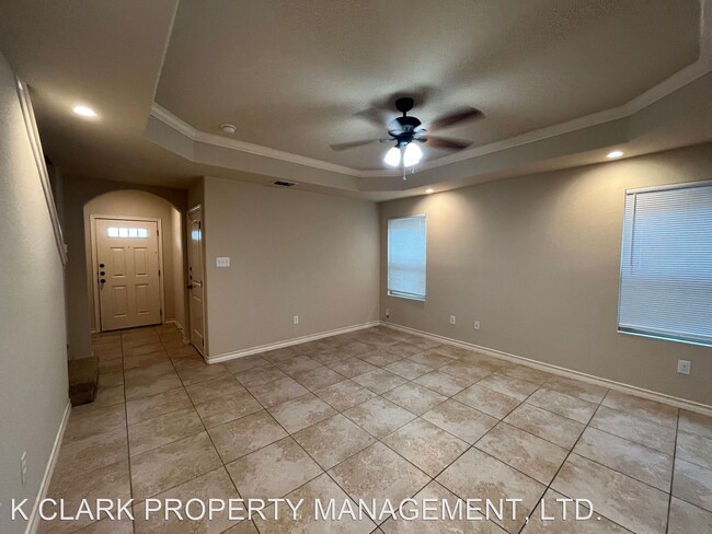 Building Photo - 3 br, 2.5 bath House - 6950 LAKEVIEW DR #101