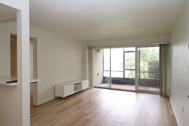 Building Photo - 618 Orange Dr