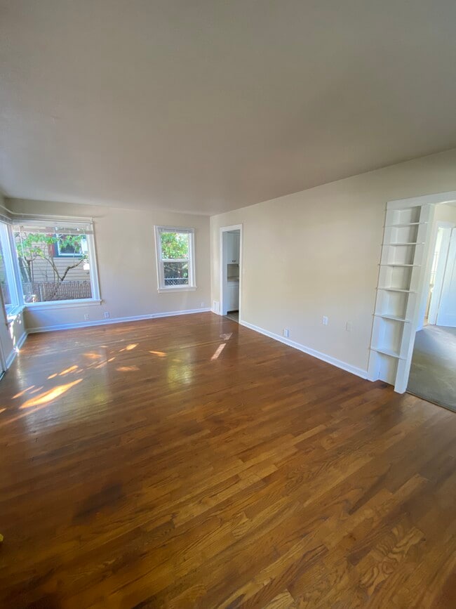 Building Photo - 1035 1/2 16th St NE