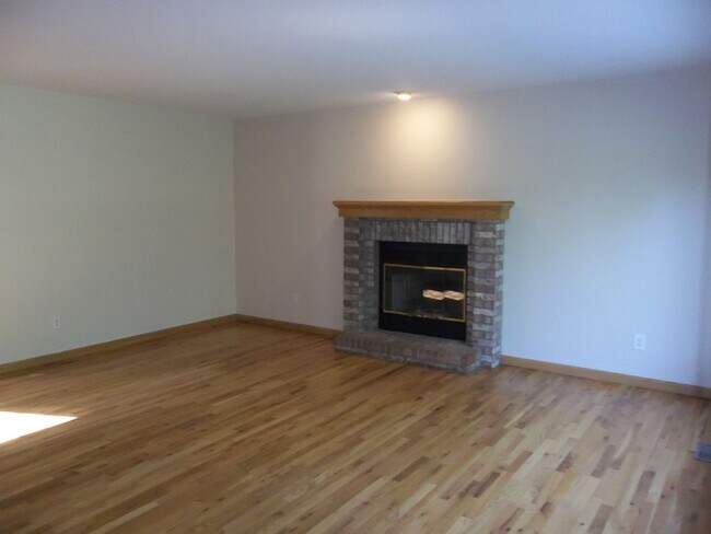 Building Photo - Comfort & Space in Fort Collins – 5BR Home...