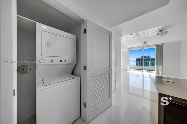 Building Photo - 1080 Brickell Ave