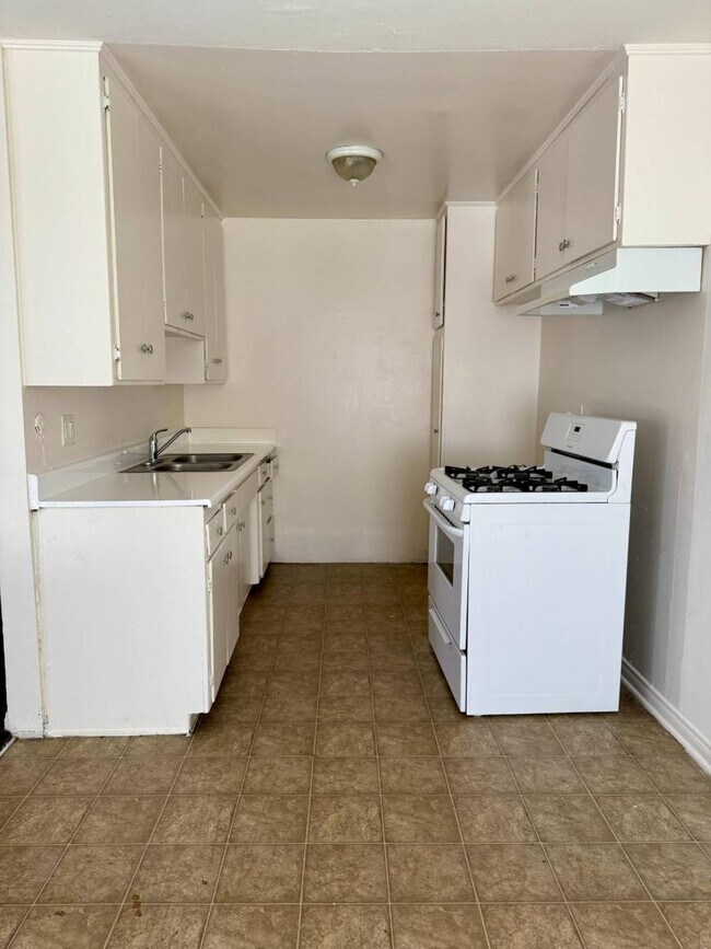 Building Photo - 1.0 bedroom in Canoga Park California 91304