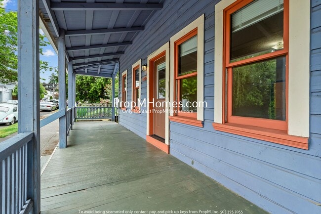 Building Photo - 1102 SE Umatilla St