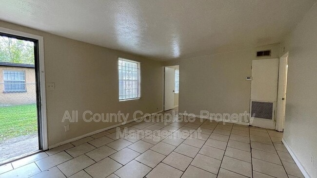Building Photo - 3250 Phyllis St