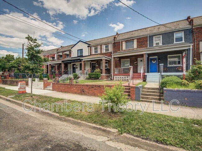 Building Photo - 1417 Downing St NE