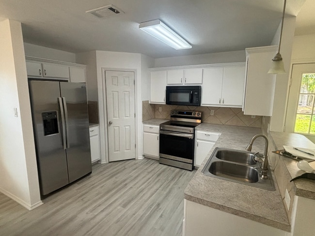 Foto del edificio - 1121 Dixon Cir