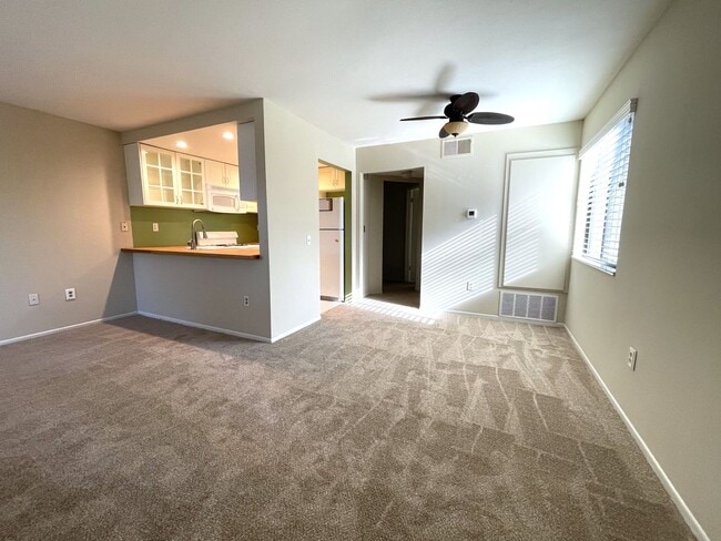 Building Photo - Lovely Condo Available in Vista!