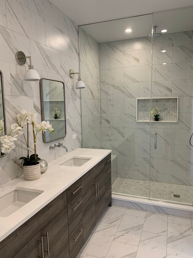 Building Photo - 1423 Catalpa W Ave