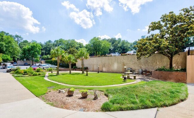 Building Photo - Newly Renovated Condo Located In Highly Desirable Area Of Forest Acres!