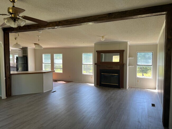 Building Photo - Nice 3 Bedroom 2 Bath Available Now! Sched...