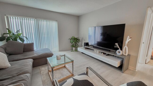 Building Photo - 400 Kings Point Dr