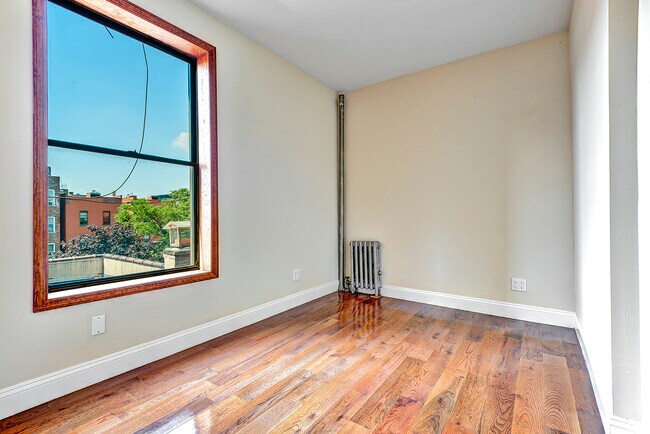 Building Photo - 511 W 189th St