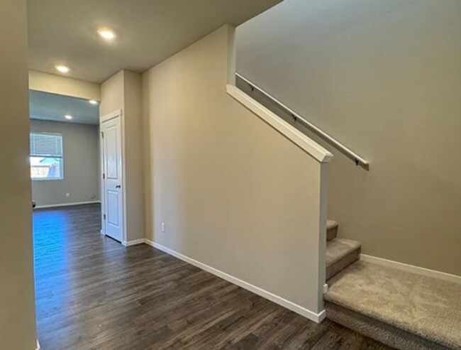 Building Photo - Stylish 4 bed/2.5 bath house