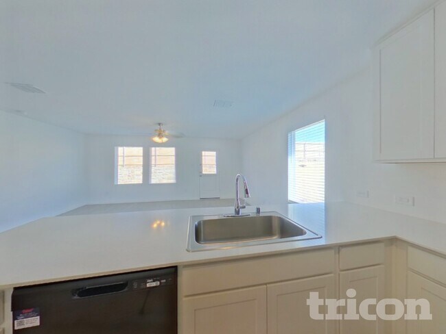 Foto del edificio - 10700 Dusty Rnch Rd