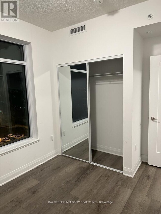 Photo du bâtiment - 3220 Sheppard Ave E