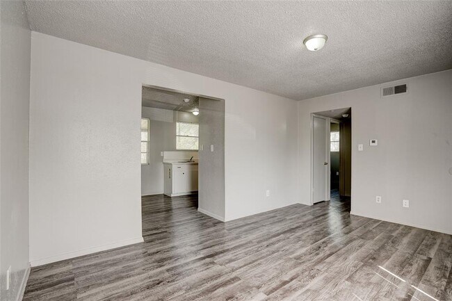 Foto del edificio - 714 Old Martindale Rd