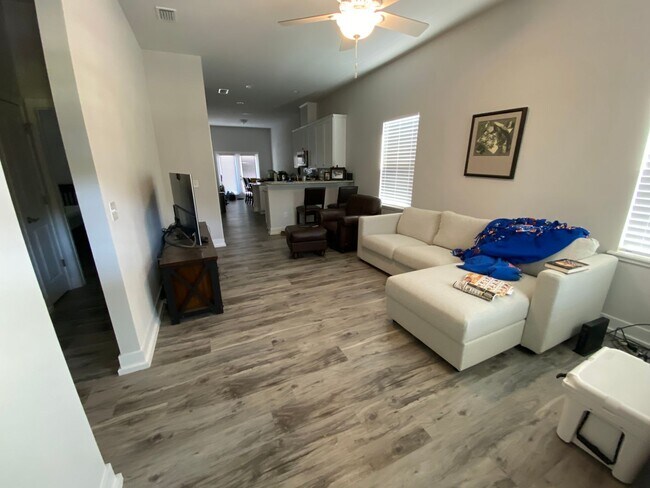 Building Photo - 3 BEDROOM 2 BATH HOME FALL 2026