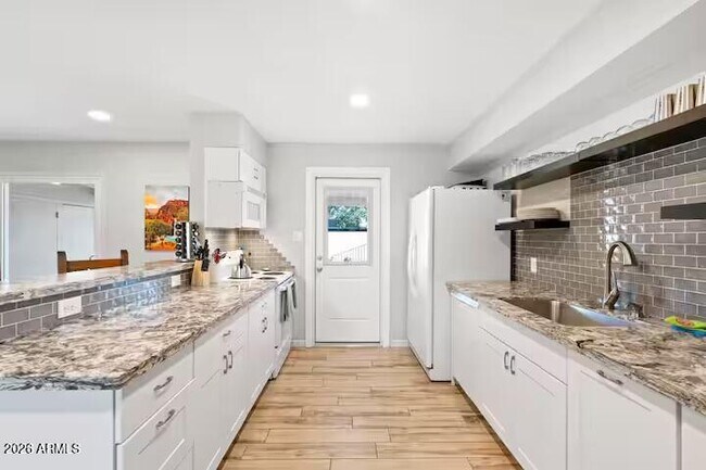 Foto del edificio - 6420 E Lewis Ave