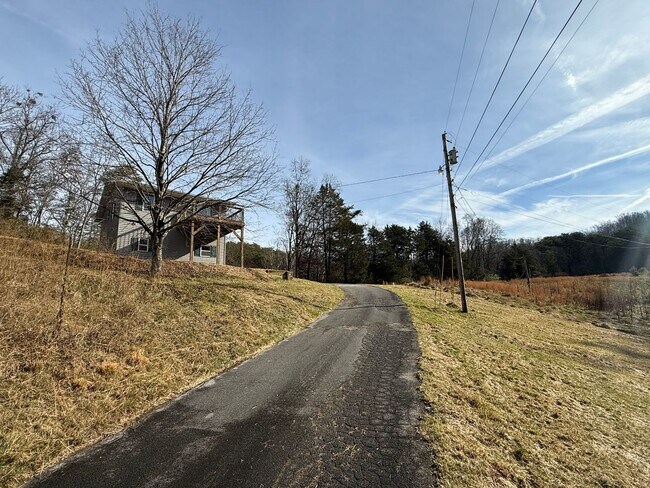 Foto del edificio - Private 3 bed 2bath house in North Johnson City! - Available NOW