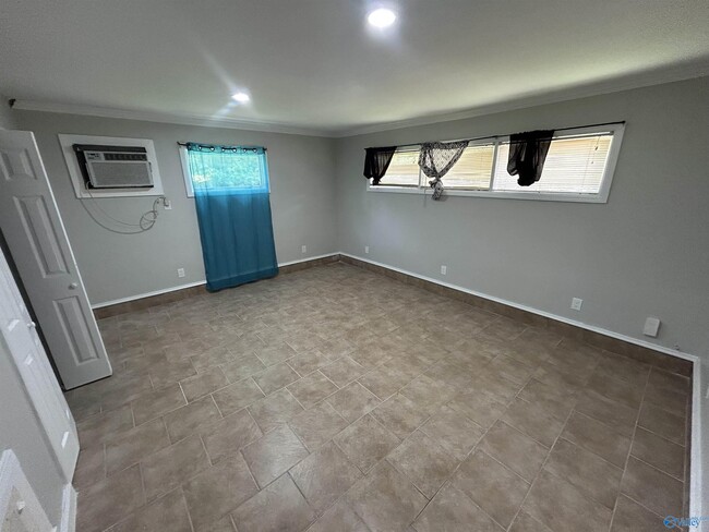 Building Photo - 2705 Whitesburg Dr