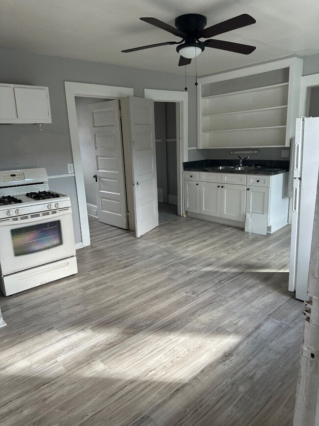 Building Photo - "Charming 2-Bed Gem in Cleveland: Cozy 800 Sq. Ft. Haven!"