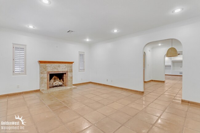 Building Photo - Charming 3Bdm 2Ba Home with Gated Entry an...