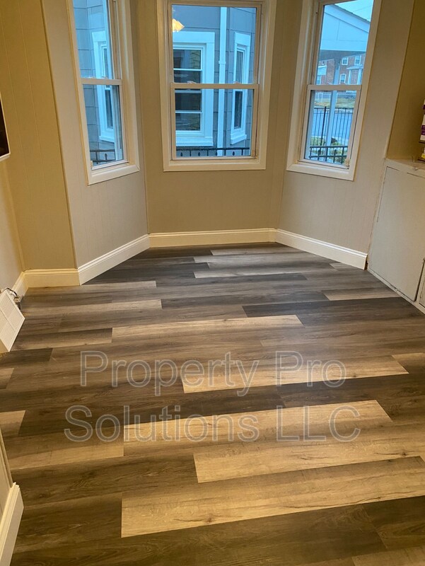 Building Photo - 205 Sollers to