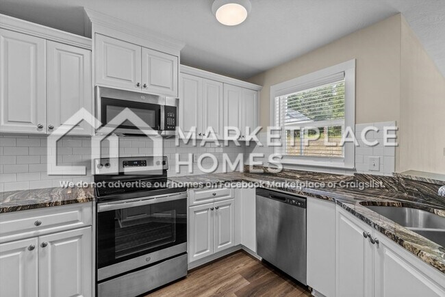 Building Photo - 704 Chatsworth Wy