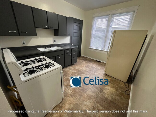 Building Photo - 817 W Jefferson Blvd Apt B