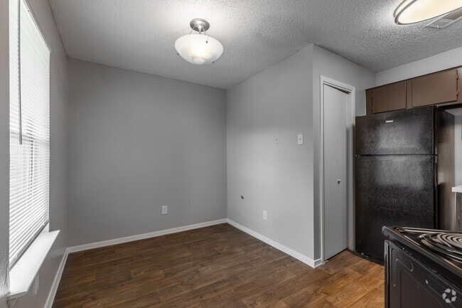 2BR, 2BA - 900SF - Dining Area - Easton Parc