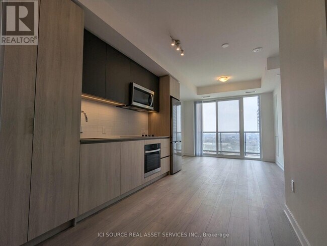 Photo du bâtiment - 5858 Yonge St