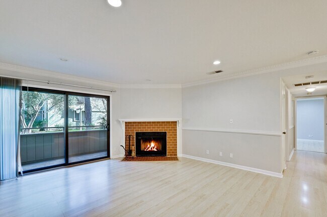 Foto del edificio - 2/2 Downstairs Condo in a Great Location Nestled Behind EBAY in The Hamilton Corners Community