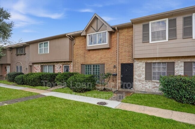 Building Photo - 12447 Sharpview Dr