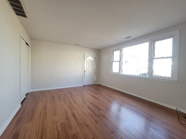 Building Photo - 5530 Elizabeth Ave