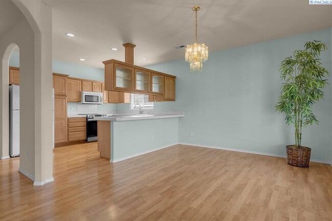 Building Photo - 2,400sf Low Maintenance, Best S Richland L...